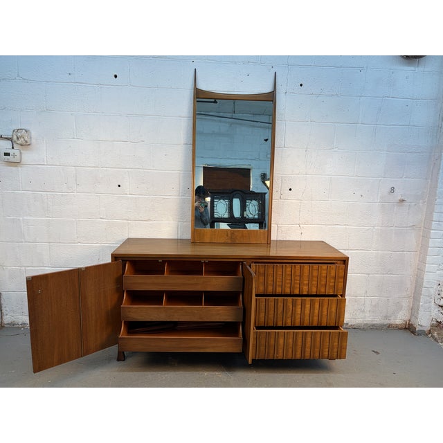 Five-Piece Mid-Century Modern Bedroom Set by John Widdicomb For Sale In New York - Image 6 of 18