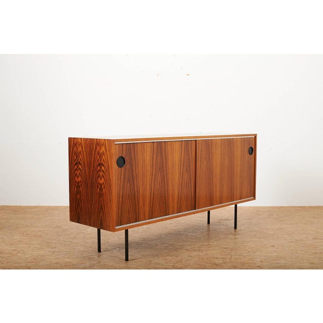Brown Schiebetürkorpus 943 Sideboard with Chrome-Plated Tubular Steel Legs and Rosewood Veneer by Kurt Thut for Thut Möbel, 1953 For Sale - Image 8 of 13
