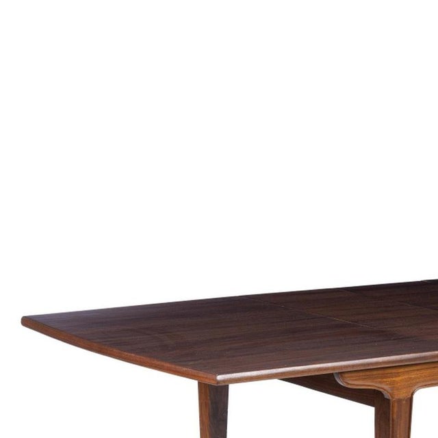 Furniture - Dining room table. Design; 20th century and walnut wood; seat on four smooth legs. with two extension boards....