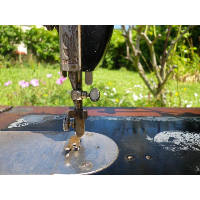 Singer Sewing Machine with Lighting, 1928 For Sale - Image 14 of 18