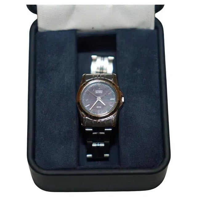 Vintage Citizen Eco Drive Ladies Wrist Watch in the Original Box For Sale - Image 11 of 11