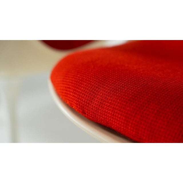 Set of 6 Tulip Chairs by Eero Saarinen For Knoll, 1960s This piece is attributed to the mentioned designer/maker. It has...