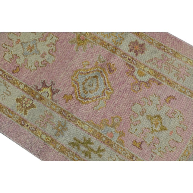 This modern Turkish Oushak rug is a stunning piece of art that has been handwoven using traditional techniques by skilled...