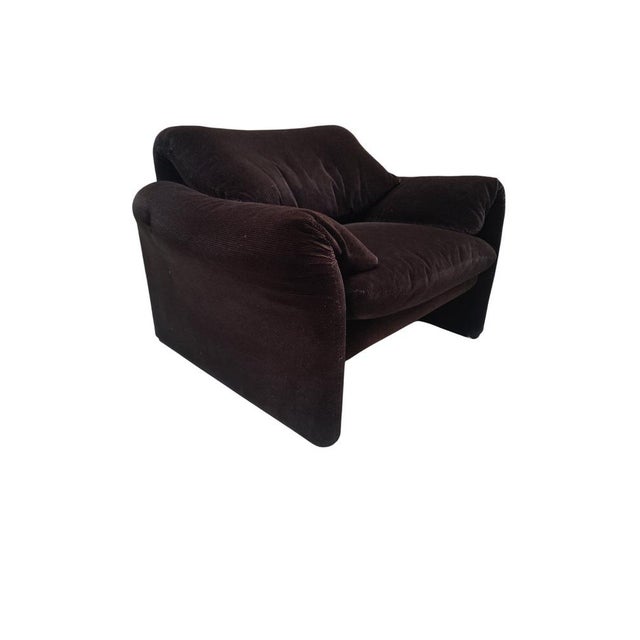 The maralunga armchair for cassina, designed by vico magistretti in 1973, features enveloping lines, curved armrests that...