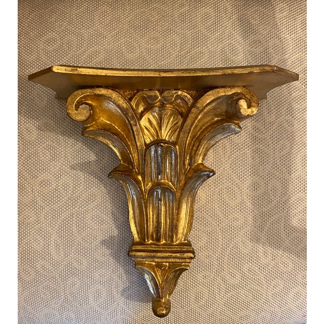 1970s Vintage Italian Neoclassical Gilt Wood Wall Bracket For Sale - Image 5 of 9