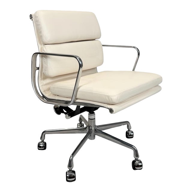 Eames Aluminum Group Soft Pad Management Chair by Herman Miller – Ivory Leather For Sale