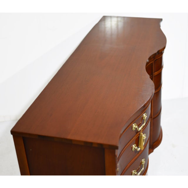 Mid Century Georgian Mahogany Serpentine Dresser With Brass Bail Hardware For Sale - Image 9 of 12