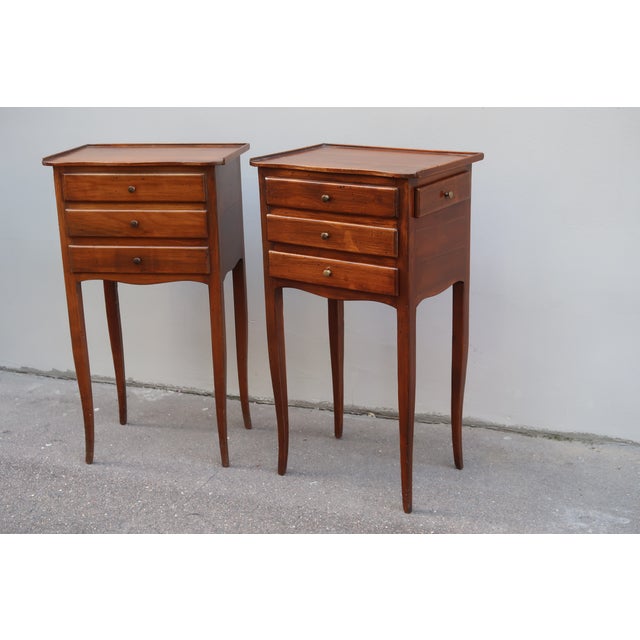 French 1950s Pair of French Louis XV Style Rosewood Side Tables or Nightstands For Sale - Image 3 of 3