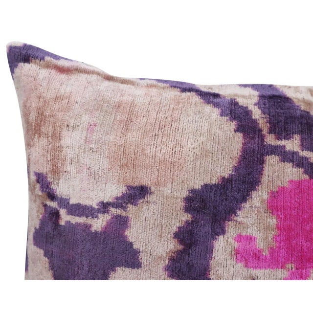 ● 100% silk velvet material making the throw pillows super soft and cozy with a delicate touch and giving your room a more...
