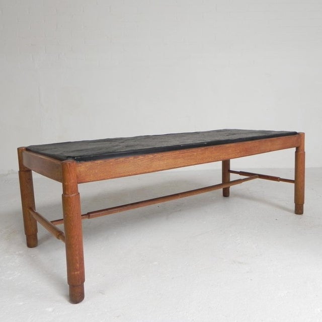 The heavy tabletop is not smooth but has a rough finish. That gives this table just that little bit extra. Height: 43 cm....