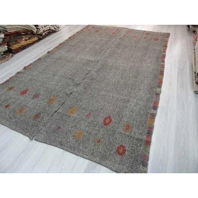 1960s Vintage Turkish Kilim Handwoven Embroidered Grey Oversize Area Rug - 8′4″ × 13′5″ For Sale - Image 5 of 6
