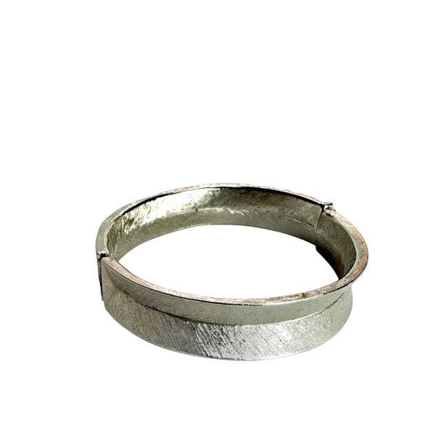 Art Deco Mid 20th Century Monet Silvertone Textured Spring Clasp Cuff Bracelet For Sale - Image 3 of 10