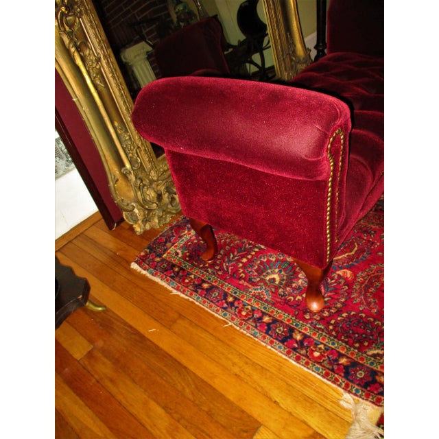Vintage Queen Ann Ottoman Red Velvet Tufted Entryway / End of Bed Couch Settee For Sale - Image 4 of 10