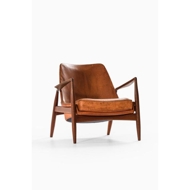 The sälen easy chair, designed by ib kofod-larsen and produced by ope möbler in sweden during the 1950s, stands as a...