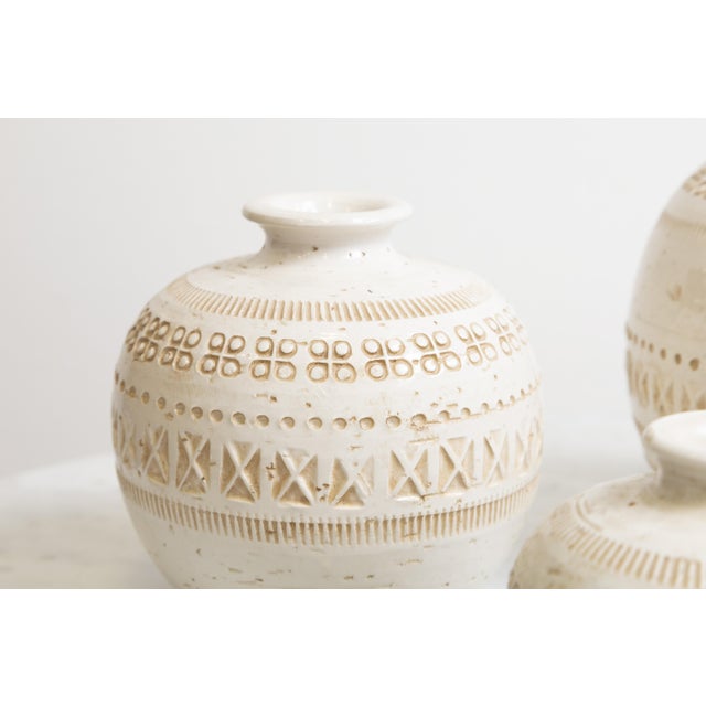 Bitossi Ceramic White Rimini Series Vases from Bitossi, 1960s, Set of 3 For Sale - Image 4 of 7