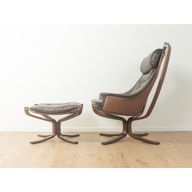 FALCON chair with footstool from the 1970s by Sigurd Ressell for Vatne Møbler. High-quality frame made of bent plywood...