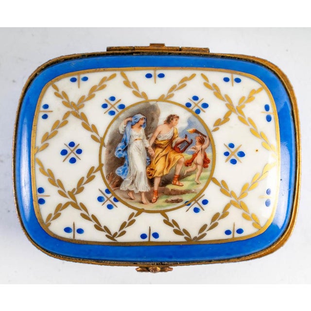 Porcelain box, late 19th - early 20th century. Porcelain box from the end of the 19th century or beginning of the 20th...