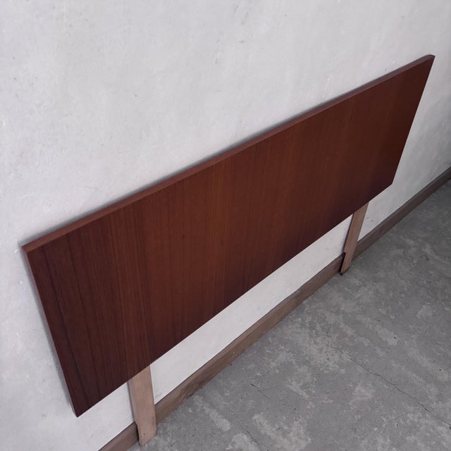 Vintage Headboard in Teak, in Very Good conditions. Designed 1960 to 1969