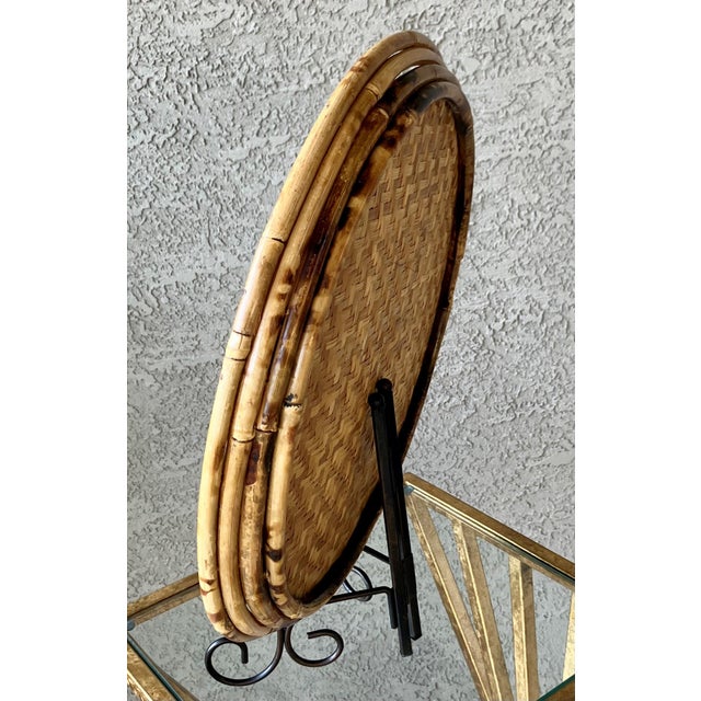 Almond Stylish Mid 20th-Century Split Tortoiseshell Bamboo & Herringbone Rattan Circular Tray For Sale - Image 8 of 18