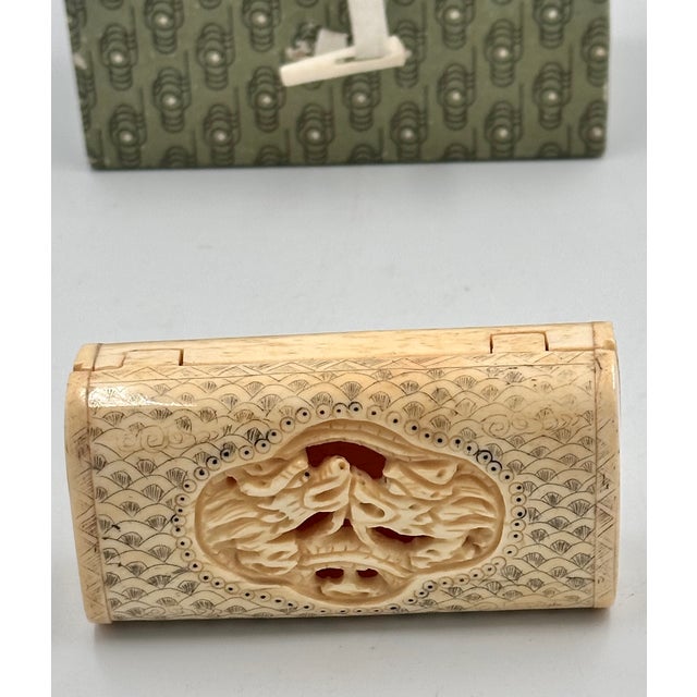 Discover a truly magnificent piece of history with this exquisite antique Chinese hand-carved snuff box, dating back to...