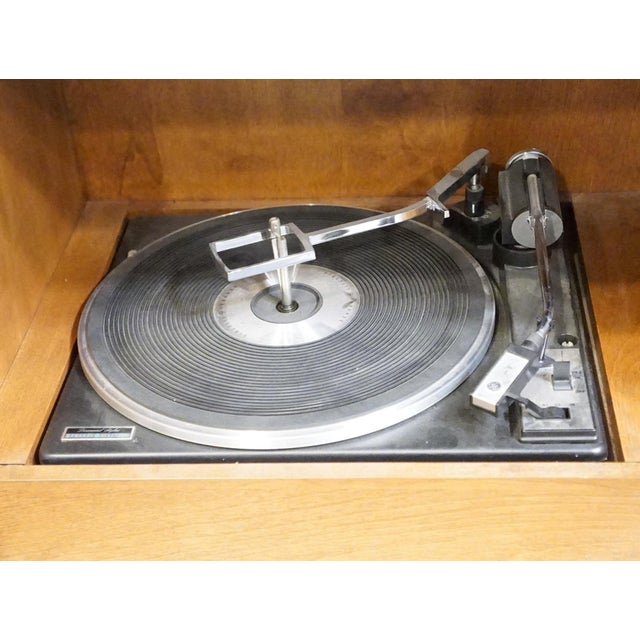 Ethan Allen Rare Heirloom Nutmeg Maple CRP Custom Room Plan 30" Shutter Door Radio Cabinet W. HiFi Turntable 10-4510p / 10-4039 For Sale - Image 13 of 18