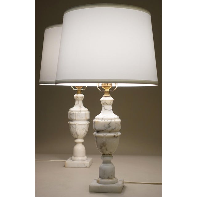 1940s 1940s Neoclassic Art Deco Empire Regency Modern Carrara Marble Urn Style Table Lamps For Sale - Image 5 of 12