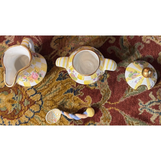 1990s MacKenzie-Childs Aurora Yellow Check Enamel Creamer & Lidded Sugar Bowl Set W/ Spoon – 1990s For Sale - Image 11 of 18