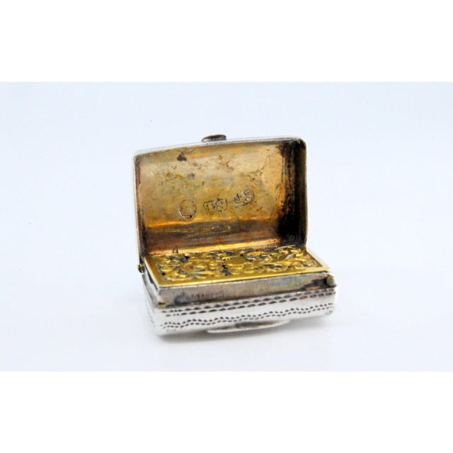 George IV Suitcase-Shaped Silver and Gold Vinaigrette Box For Sale - Image 3 of 10