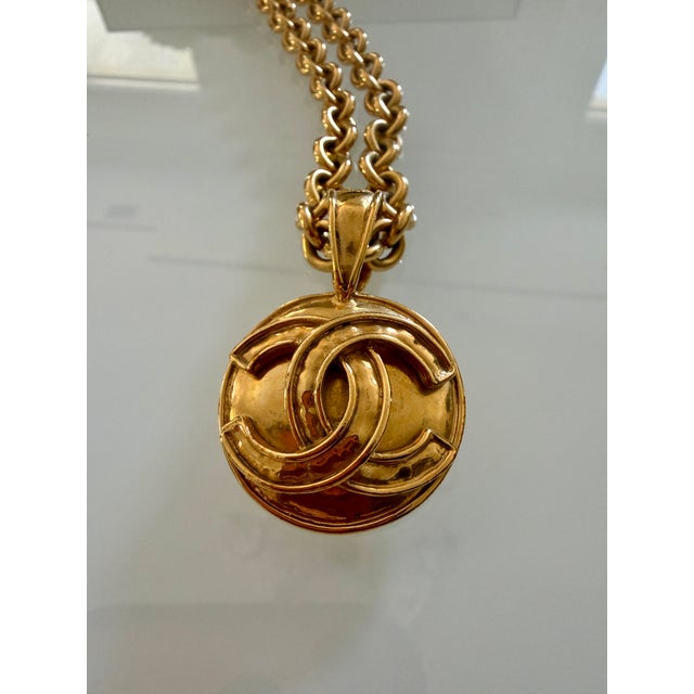 Chanel 1994 Spring Collection CC Logo Medallion Necklace in Gold Plate For Sale - Image 9 of 18