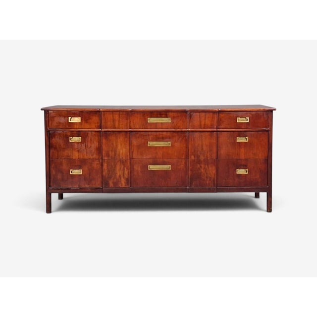 John Widdicomb, American Modern, Nine-Drawer Dresser, Walnut, Brass, Usa, 1960s For Sale - Image 4 of 16