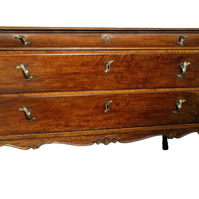 18th Century Walnut Chest of Drawers For Sale - Image 4 of 7