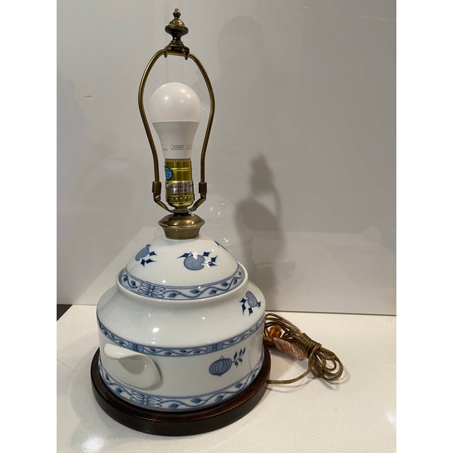Frederick Cooper Blue & White Ceramic Vintage Table Lamp, Chicago. For Sale - Image 12 of 12