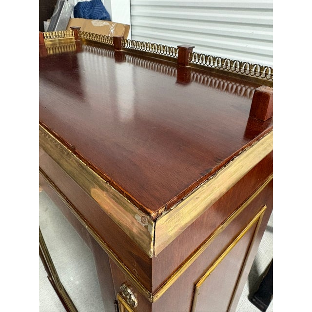 French Napoleon III Style Mahogany French Glass Display Cabinet With Decorative Brass Gallery, Late 19th Century For Sale - Image 3 of 10