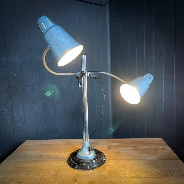 This two-headed industrial desk lamp is equipped with two E27 fittings and has been wired again. The lamp is sturdy and...