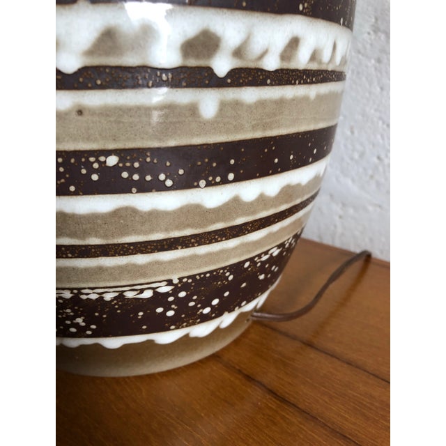 Ceramic Vintage Mid Century Modern Ceramic Table Lamp. For Sale - Image 7 of 8