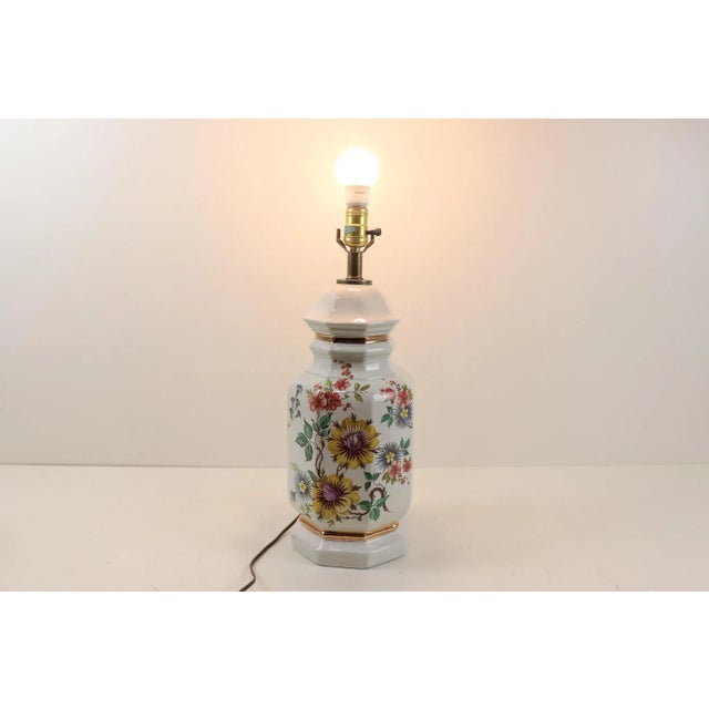 This pretty vintage lamp features a ginger jar shape with a cottage style wild flower design and gold accents - Vintage...