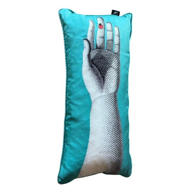 The rectangular shape of this precious silk cushion with a removable cover lends itself to a decoration typical of...