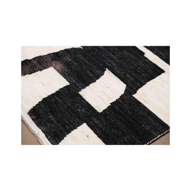Black & White Handknotted Modern Wool Rug For Sale In Los Angeles - Image 6 of 7