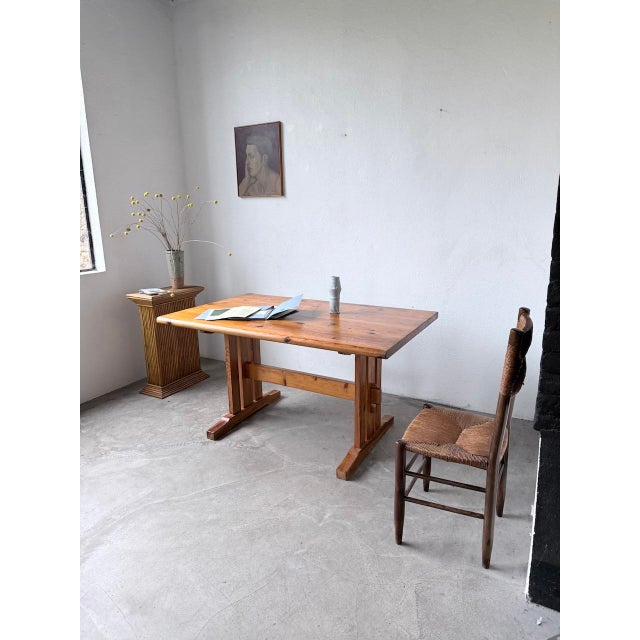 Vintage table, reminiscent of mountain furniture, evokes the pieces selected by Charlotte Perriand for Les Arcs. We love...