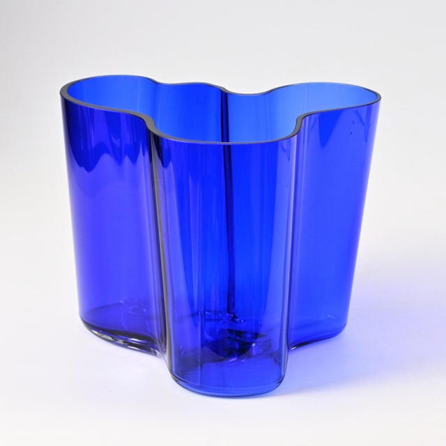 Iittala Large Cobalt Blue Savoy Vase in Glass by Alvar Aalto for Iittala, 1992 For Sale - Image 4 of 10