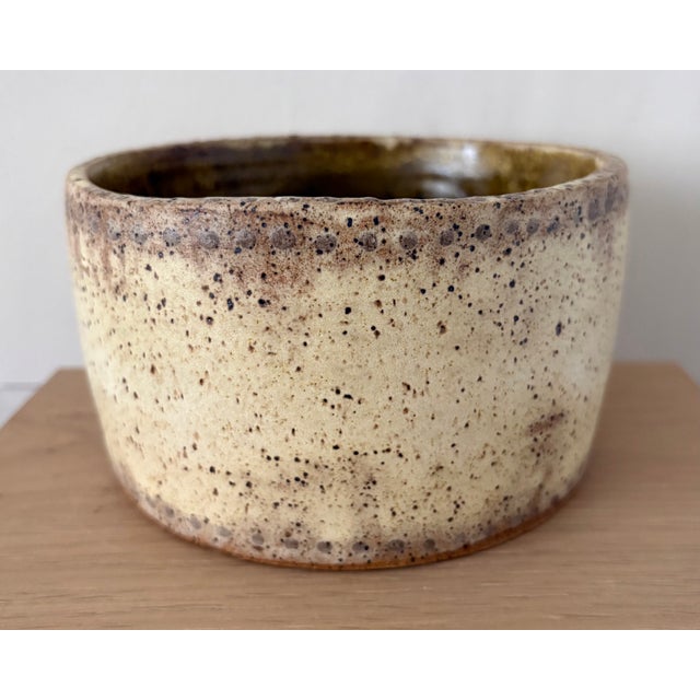 Cream Signed Studio Pottery Bowl in Speckled Cream and Ochre Glaze For Sale - Image 8 of 8