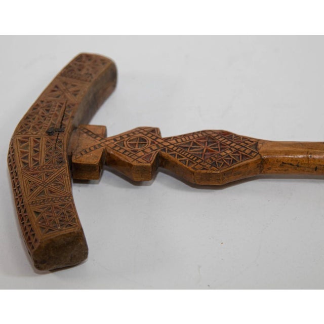 Early 19th Century Moroccan Berber Wooden Sugar Hammer Marteau a Sucre Deggaga For Sale - Image 5 of 12
