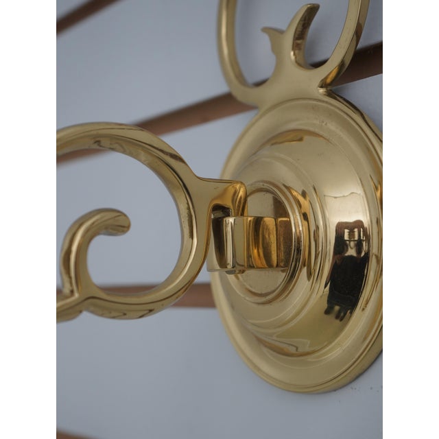 1970s 1970s Pair Virginia Metalcrafters Colonial Williamsburg Brass Candelabra Sconces For Sale - Image 5 of 9