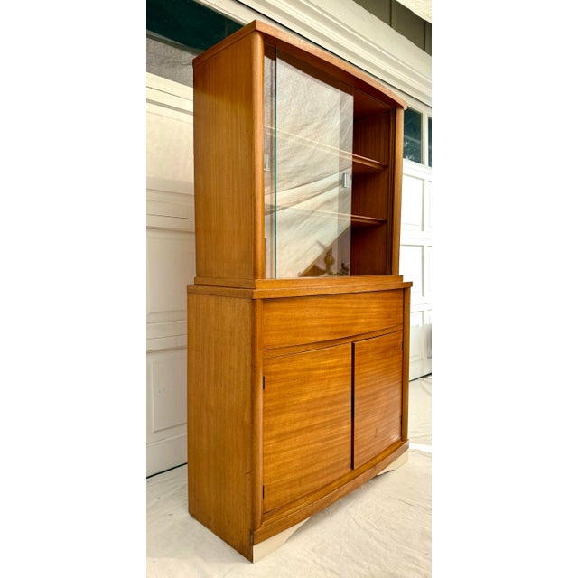 1950s Mid-Century Modern Sliding Glass Door Display China Cabinet For Sale - Image 5 of 12
