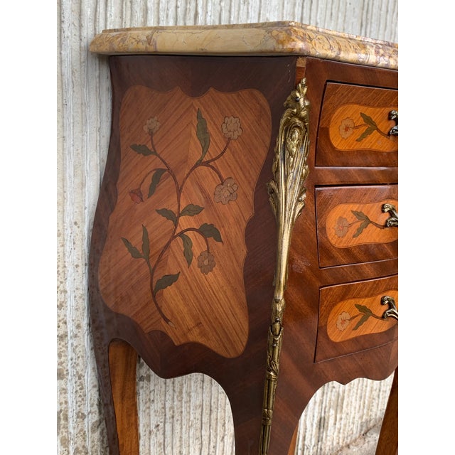 Early 20th Century Pair of French Marquetry Nightstands with Three Drawers and Bronze Hardware For Sale - Image 12 of 18