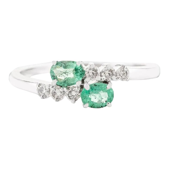 Modern Emerald Diamond Wedding Ring Size 7 in 14k White Gold For Sale