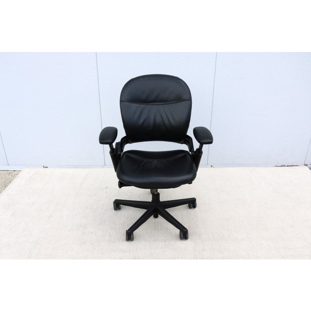 Modern Steelcase Leap Ergonomic Office Desk Chair in Black Leather, Fully Adjustable For Sale - Image 3 of 18