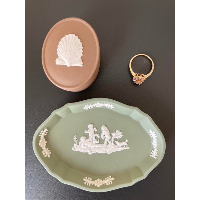 Ceramic Mid 20th Century Scalloped Sea Shell Design Wedgwood Jasperware Sand Brown English Oval Jewelry Box For Sale - Image 7 of 18