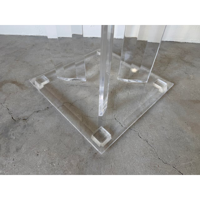 1980s Vintage Postmodern Design Sculptural Clear Lucite Side Table / Pedestal For Sale - Image 10 of 12