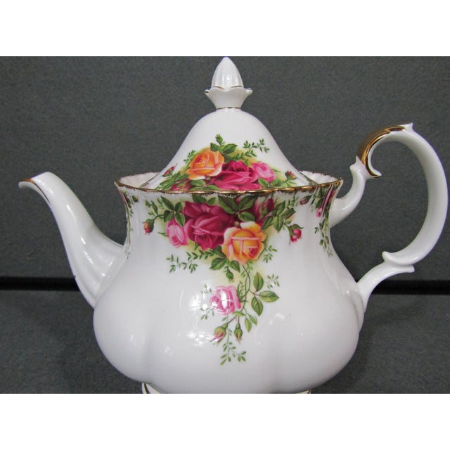 This is the teapot that made Old Country Roses a classic—scalloped silhouette, generous 6-cup body (about 48 oz), and...